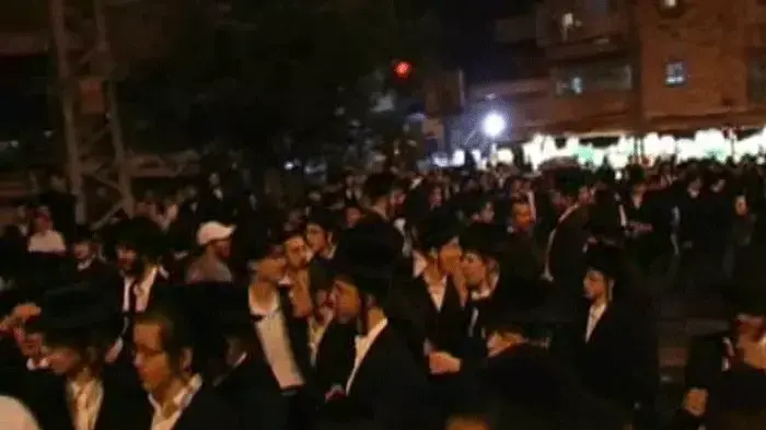 חרדים מתפרעים בגלל מעצר האם המרעיבה