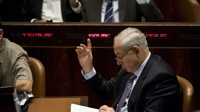 בנימין נתניהו מצביע בנימין נתניהו מצביע
