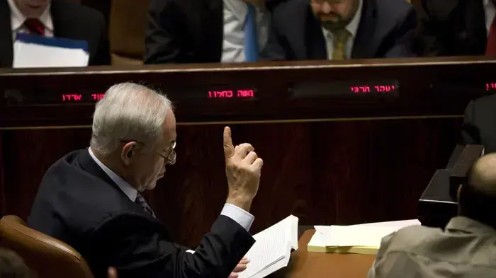 בנימין נתניהו מצביע