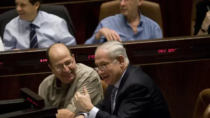 בנימין נתניהו ומשה בוגי יעלון מחויכים בנימין נתניהו ומשה בוגי יעלון מחויכים