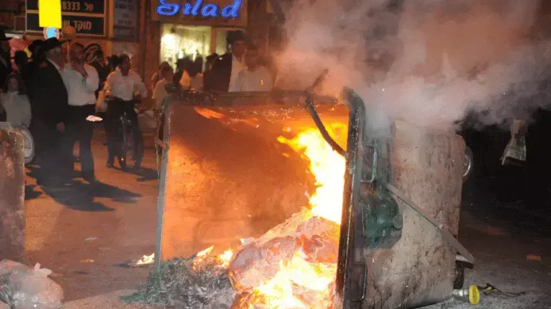 חרדים מפגינים בכיכר השבת בירושלים