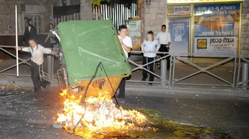 מפגינים חרדים מבעירים פח בירושלים