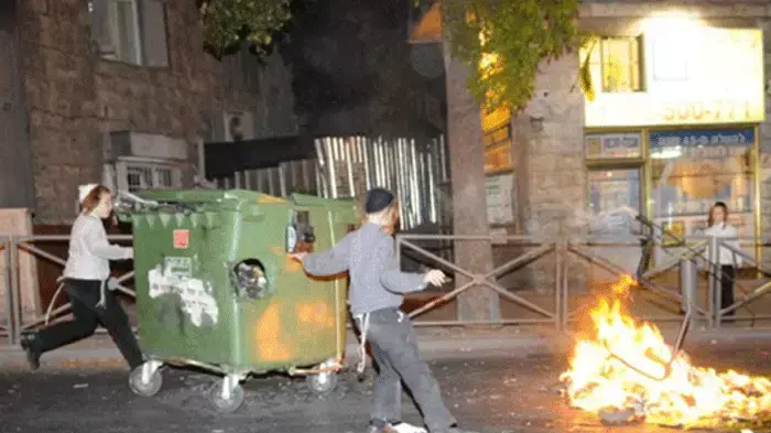 חרדים מבעירים פחים בירושלים 