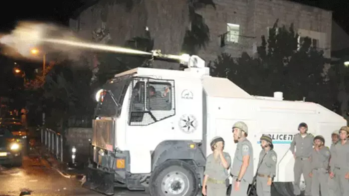 שוטרים מתיזים מים בהפגנות החרדים 