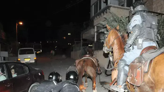 פרש נפל בהפגנות החרדים בירושלים 