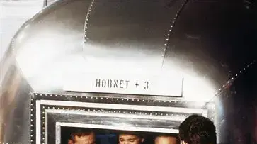 הנשיא ריצ'רד ניקסון מקבל את פני האסטרונאוטים של אפולו 11