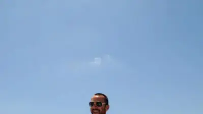 מצעד בחורים/בחורות בחוף הים