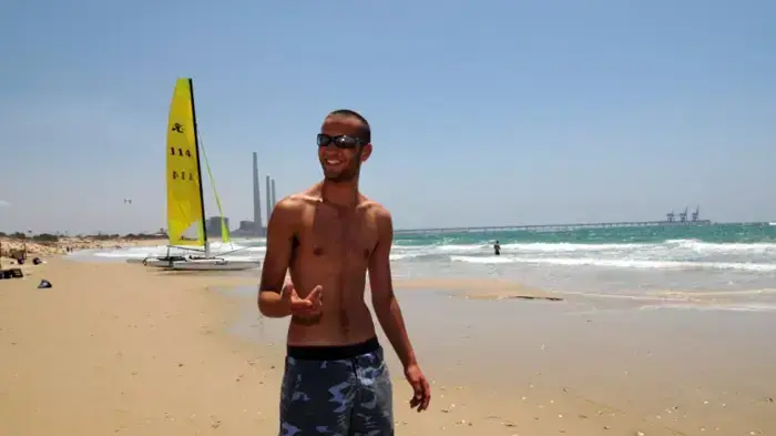 מצעד בחורים/בחורות בחוף הים 