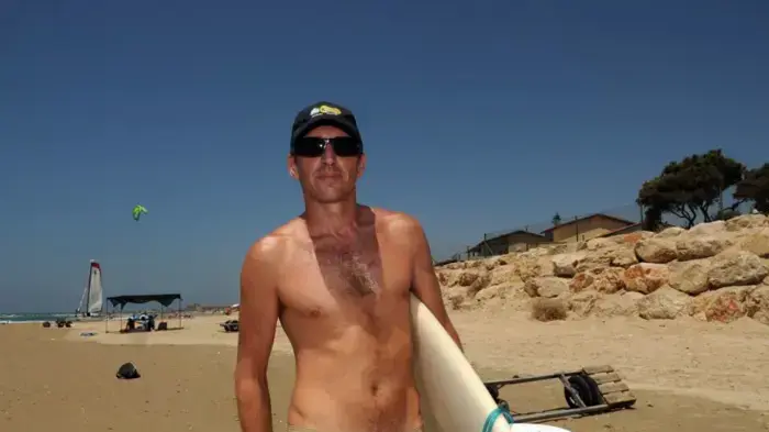 מצעד בחורים/בחורות בחוף הים 