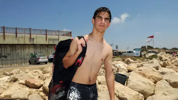 מצעד בחורים/בחורות בחוף הים 