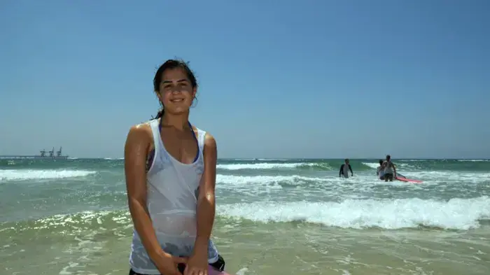 מצעד בחורים/בחורות בחוף הים 