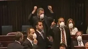 במחאה על חוק מופז, הח"כים של קדימה עטו מסיכות