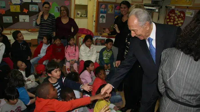 שמעון פרס מבקר בבית הספר רוגוזין שמעון פרס מבקר בבית הספר רוגוזין