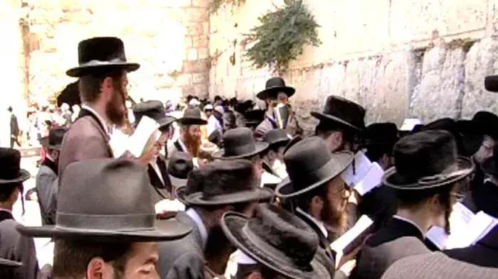 אלפי מתפללים הגיעו לכותל לרגל 9 באב
