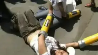 פעילי גרינפיס חוסמים את תחנת הכח הפחמית