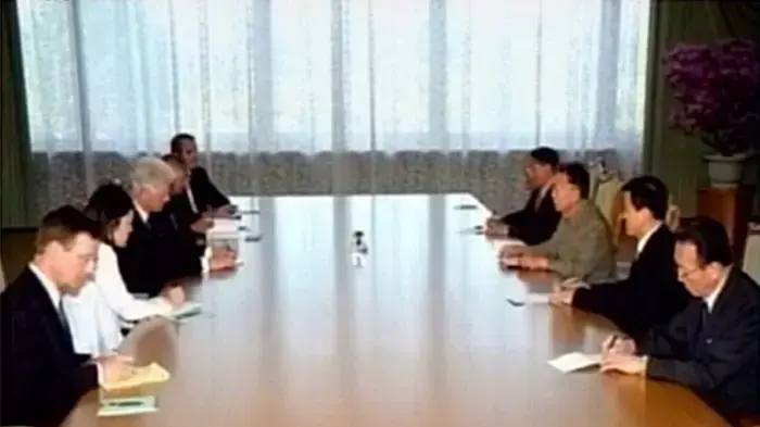 ביל קלינטון ומנהיג צפון קוריאה קים ז'ונג איל