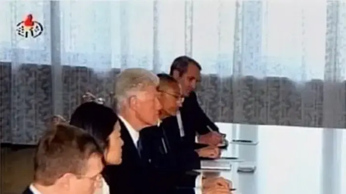 ביל קלינטון ומנהיג צפון קוריאה קים ז'ונג איל