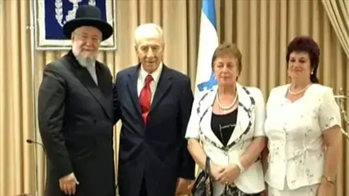 הרב לאו פורע חוב של 64 שנה