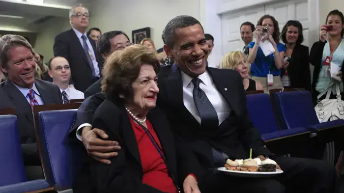 נשיא ארה"ב ברק אובמה מקבל עוגה ליום ההולדת