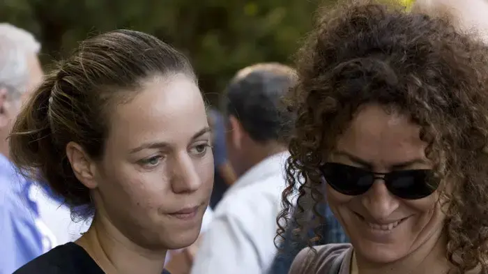 רונה קינן ויהודית רביץ בהלווית עמוס קינן רונה קינן ויהודית רביץ בהלווית עמוס קינן