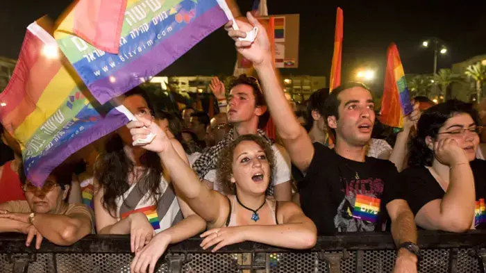 עצרת הקהילה הגאה לזכר הרוגי פיגוע השנאה בתל אביב