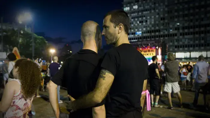 עצרת הקהילה הגאה לזכר הרוגי פיגוע השנאה בתל אביב