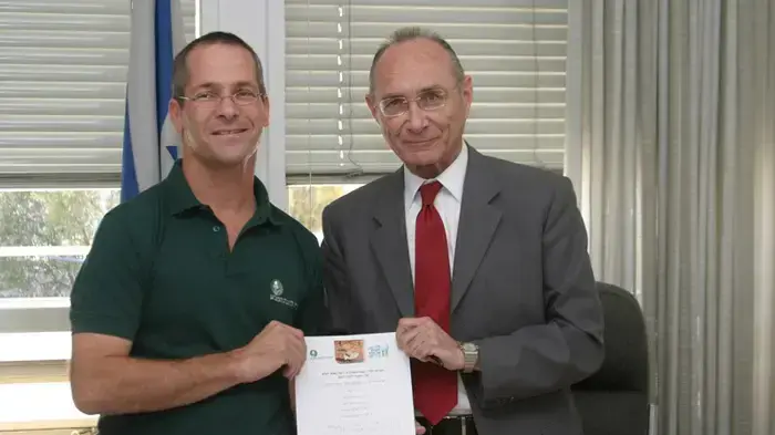 עוזי לנדאו חותם על אמנת מים עוזי לנדאו חותם על אמנת מים