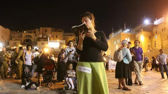 תפילה בכותל לציון יום הולדתו ה-23 של גלעד שליט
