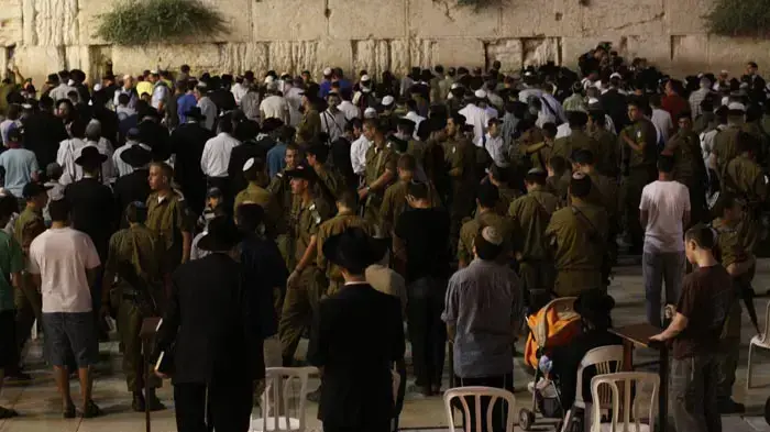 תפילה בכותל לציון יום הולדתו ה-23 של גלעד שליט