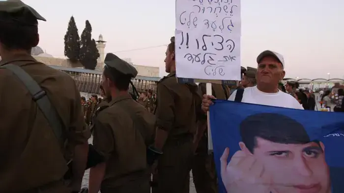 תפילה בכותל לציון יום הולדתו ה-23 של גלעד שליט