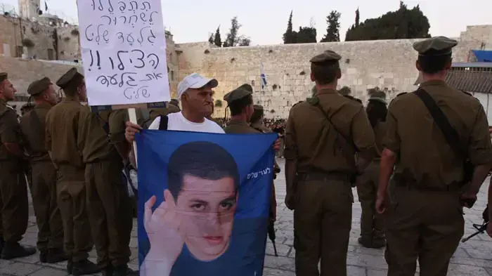תפילה בכותל לציון יום הולדתו ה-23 של גלעד שליט