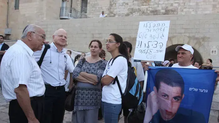 תפילה בכותל לציון יום הולדתו ה-23 של גלעד שליט