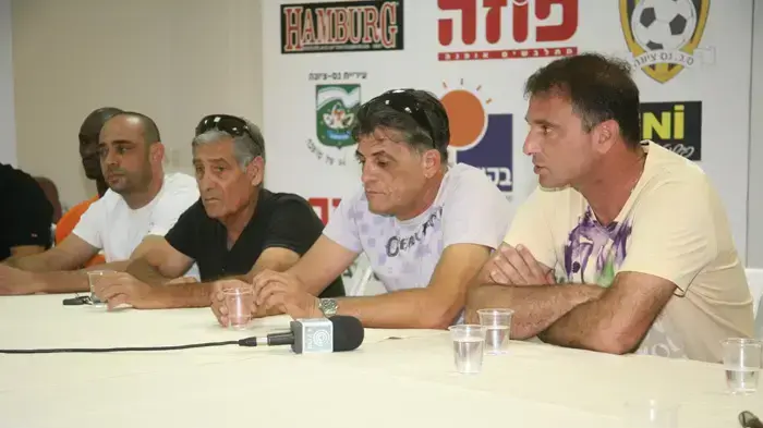 מאמן סקציה נס ציונה, רפי כהן, לצד יו"ר הקבוצה, קובי כדורי מאמן סקציה נס ציונה, רפי כהן, לצד יו"ר הקבוצה, קובי כדורי