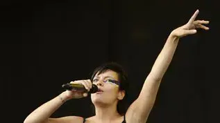 לילי אלן מופיעה ב- V Festival בבריטניה לילי אלן מופיעה ב- V Festival בבריטניה