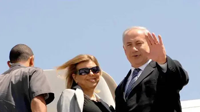 רה"מ בנימין נתניהו ואישתו שרה במטוס בדרכם לביקור רשמי באירופה