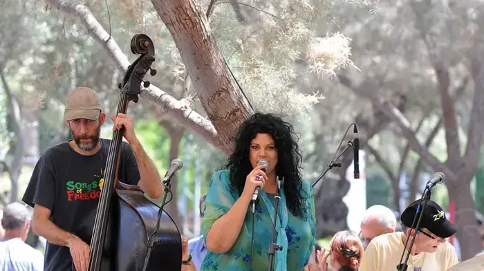 לצאת מהקופסא