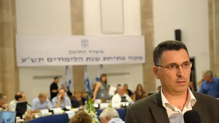 שר החינוך גדעון סער בחדר מצב משרד החינוך, במפגש עם תלמידי כיתות א'