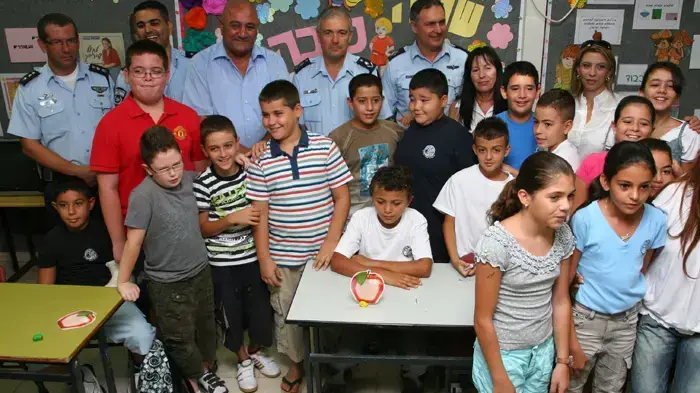 דודי כהן מבקר בבית ספר בשדרות
