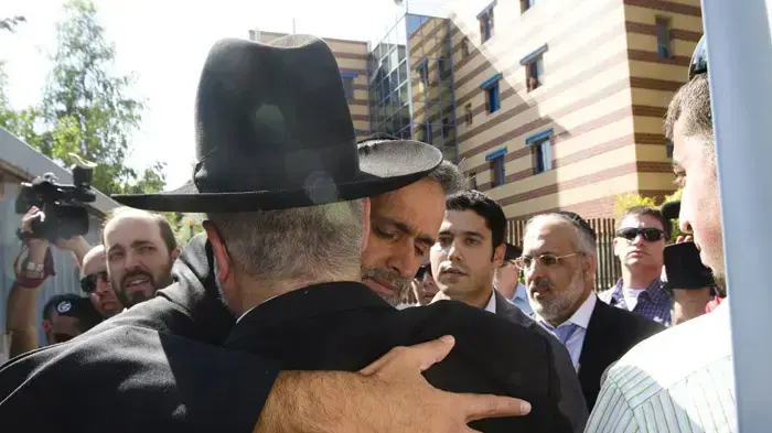 בניזרי נכנס לכלא