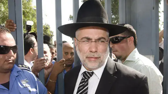 בניזרי נכנס לכלא בניזרי נכנס לכלא