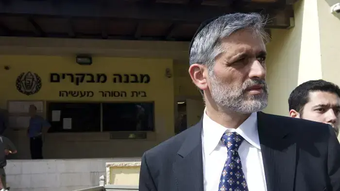בניזרי נכנס לכלא בניזרי נכנס לכלא