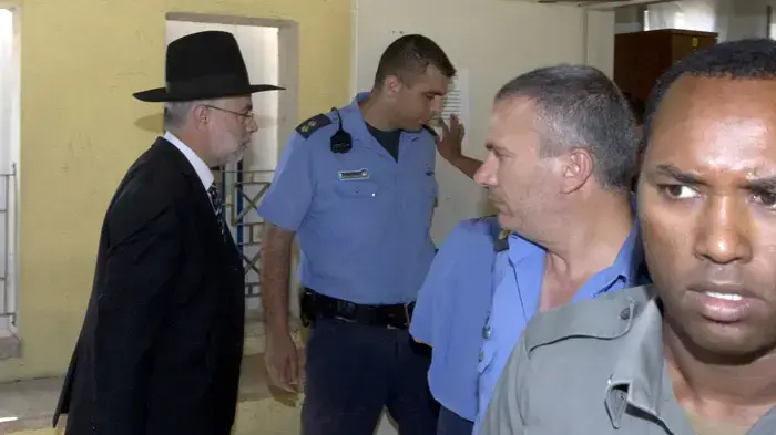 בניזרי נכנס לכלא