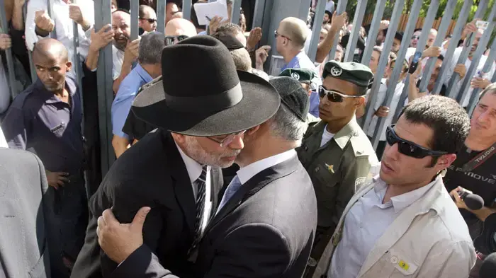 בניזרי נכנס לכלא