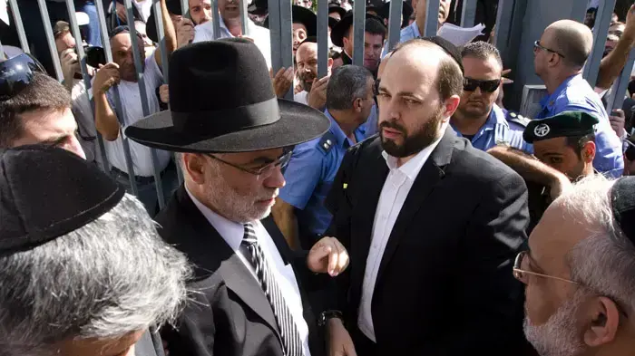 בניזרי נכנס לכלא