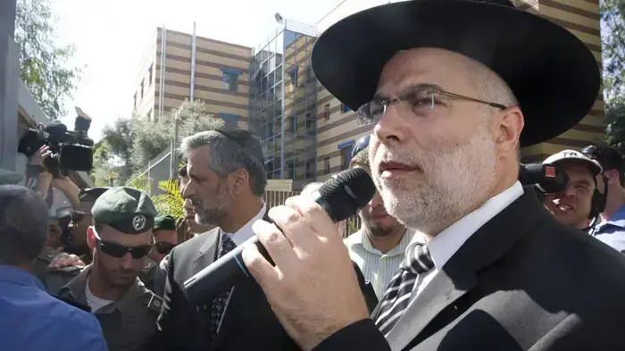 בניזרי נכנס לכלא
