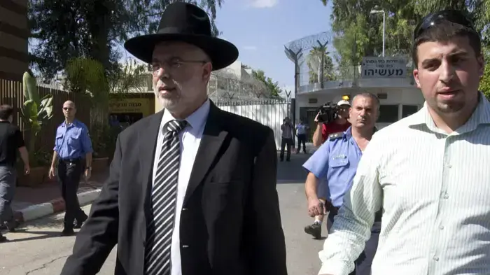 בניזרי נכנס לכלא
