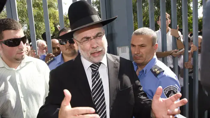 בניזרי נכנס לכלא