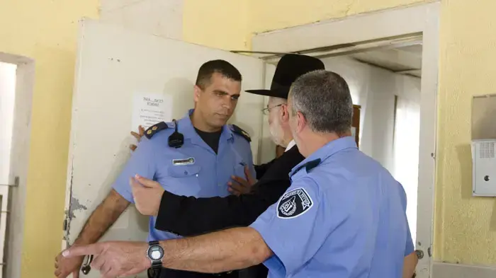 שלמה בניזרי נכנס לכלא