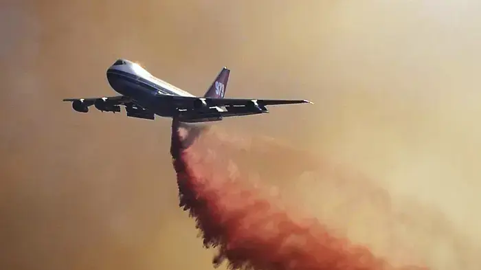 שריפות ענק משתוללות בקליפורניה שריפות ענק משתוללות בקליפורניה