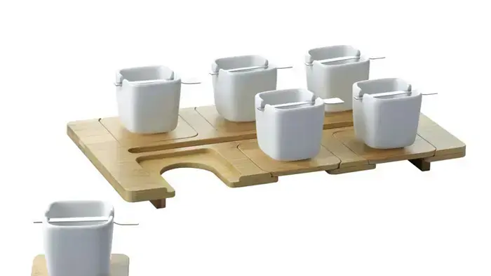 סט פורצלן על מגש במבוק